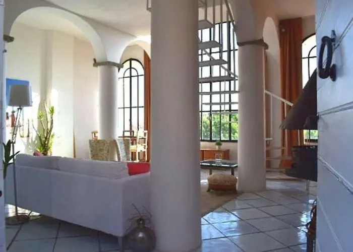 Elegant Attic With Terrace 1 Mt Subway. Nidoluisa